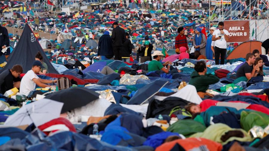 Paus Leo XIV melambaikan tangan saat meninggalkan Misa Yubileum Pemuda di Tor Vergata, Roma, Italia, 3 Agustus 2025. (REUTERS/Yara Nardi)