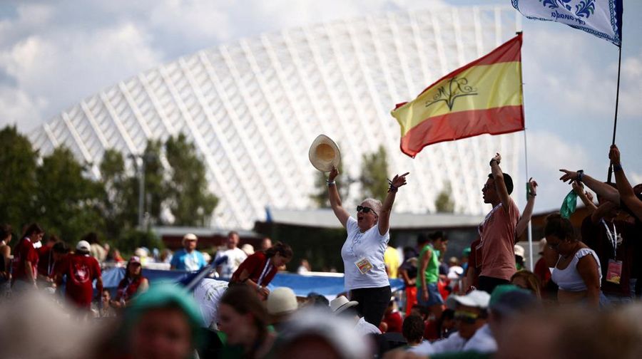 Paus Leo XIV melambaikan tangan saat meninggalkan Misa Yubileum Pemuda di Tor Vergata, Roma, Italia, 3 Agustus 2025. (REUTERS/Yara Nardi)