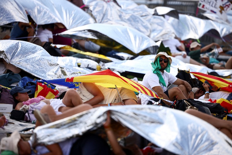 Paus Leo XIV melambaikan tangan saat meninggalkan Misa Yubileum Pemuda di Tor Vergata, Roma, Italia, 3 Agustus 2025. Paus Leo XIV melambaikan tangan saat meninggalkan Misa Yubileum Pemuda di Tor Vergata, Roma, Italia, 3 Agustus 2025. (REUTERS/Yara Nardi)