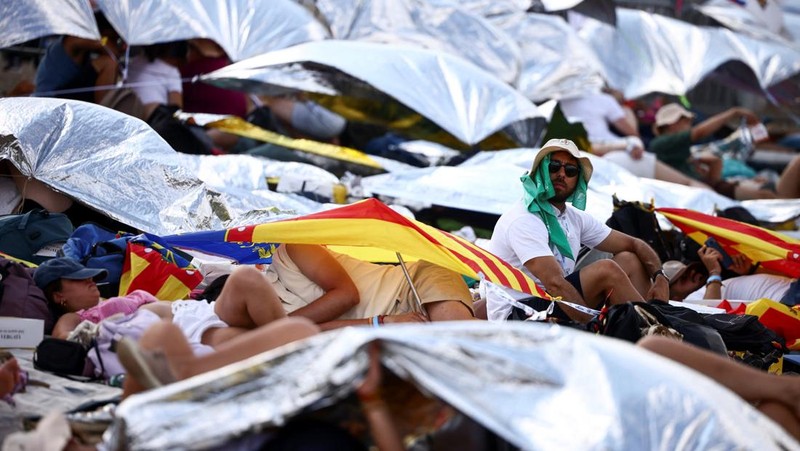 Paus Leo XIV melambaikan tangan saat meninggalkan Misa Yubileum Pemuda di Tor Vergata, Roma, Italia, 3 Agustus 2025. (REUTERS/Yara Nardi)