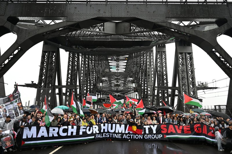Para pengunjuk rasa berjalan melintasi Jembatan Pelabuhan Sydney selama Pawai Kelompok Aksi Palestina untuk Kemanusiaan di Sydney, Australia, 3 Agustus 2025. (AAP/Dean Lewins via REUTERS)