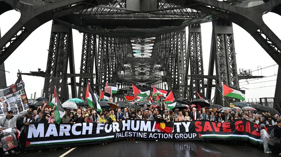 Para pengunjuk rasa berjalan melintasi Jembatan Pelabuhan Sydney selama Pawai Kelompok Aksi Palestina untuk Kemanusiaan di Sydney, Australia, 3 Agustus 2025. Para pengunjuk rasa berjalan melintasi Jembatan Pelabuhan Sydney selama Pawai Kelompok Aksi Palestina untuk Kemanusiaan di Sydney, Australia, 3 Agustus 2025. (AAP/Dean Lewins via REUTERS)