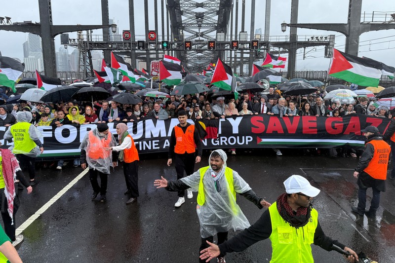 Para pengunjuk rasa berjalan melintasi Jembatan Pelabuhan Sydney selama Pawai Kelompok Aksi Palestina untuk Kemanusiaan di Sydney, Australia, 3 Agustus 2025. (AAP/Dean Lewins via REUTERS)