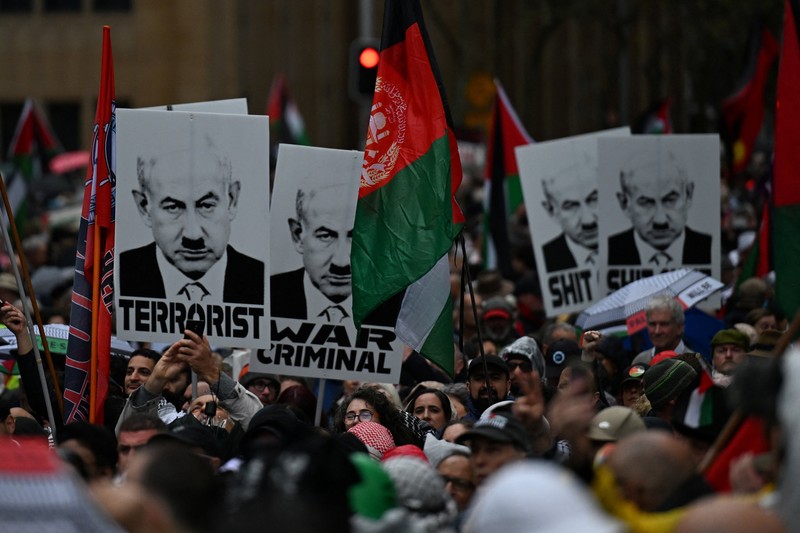 Para pengunjuk rasa berjalan melintasi Jembatan Pelabuhan Sydney selama Pawai Kelompok Aksi Palestina untuk Kemanusiaan di Sydney, Australia, 3 Agustus 2025. Para pengunjuk rasa berjalan melintasi Jembatan Pelabuhan Sydney selama Pawai Kelompok Aksi Palestina untuk Kemanusiaan di Sydney, Australia, 3 Agustus 2025. (AAP/Dean Lewins via REUTERS)