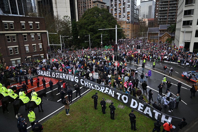 Para pengunjuk rasa berjalan melintasi Jembatan Pelabuhan Sydney selama Pawai Kelompok Aksi Palestina untuk Kemanusiaan di Sydney, Australia, 3 Agustus 2025. (AAP/Dean Lewins via REUTERS)