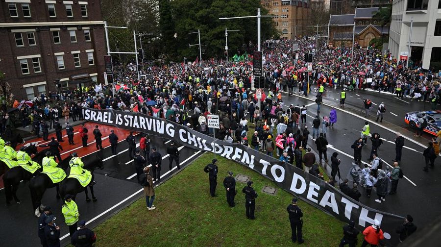 Para pengunjuk rasa berjalan melintasi Jembatan Pelabuhan Sydney selama Pawai Kelompok Aksi Palestina untuk Kemanusiaan di Sydney, Australia, 3 Agustus 2025. Para pengunjuk rasa berjalan melintasi Jembatan Pelabuhan Sydney selama Pawai Kelompok Aksi Palestina untuk Kemanusiaan di Sydney, Australia, 3 Agustus 2025. (AAP/Dean Lewins via REUTERS)