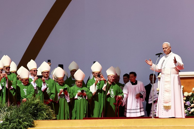 Paus Leo XIV melambaikan tangan saat meninggalkan Misa Yubileum Pemuda di Tor Vergata, Roma, Italia, 3 Agustus 2025. Paus Leo XIV melambaikan tangan saat meninggalkan Misa Yubileum Pemuda di Tor Vergata, Roma, Italia, 3 Agustus 2025. (REUTERS/Yara Nardi)