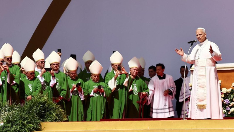 Paus Leo XIV melambaikan tangan saat meninggalkan Misa Yubileum Pemuda di Tor Vergata, Roma, Italia, 3 Agustus 2025. (REUTERS/Yara Nardi)