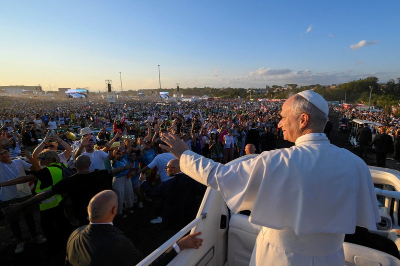 Paus Leo XIV melambaikan tangan saat meninggalkan Misa Yubileum Pemuda di Tor Vergata, Roma, Italia, 3 Agustus 2025. Paus Leo XIV melambaikan tangan saat meninggalkan Misa Yubileum Pemuda di Tor Vergata, Roma, Italia, 3 Agustus 2025. (REUTERS/Yara Nardi)