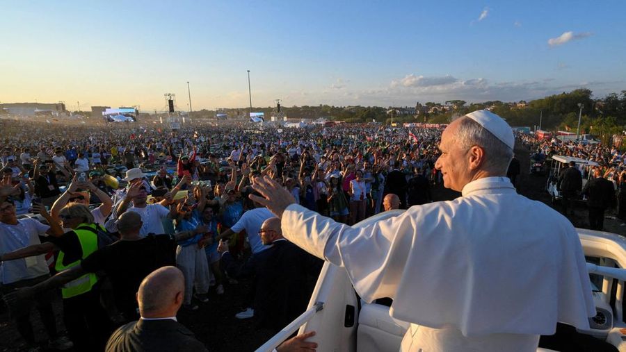 Paus Leo XIV melambaikan tangan saat meninggalkan Misa Yubileum Pemuda di Tor Vergata, Roma, Italia, 3 Agustus 2025. (REUTERS/Yara Nardi)