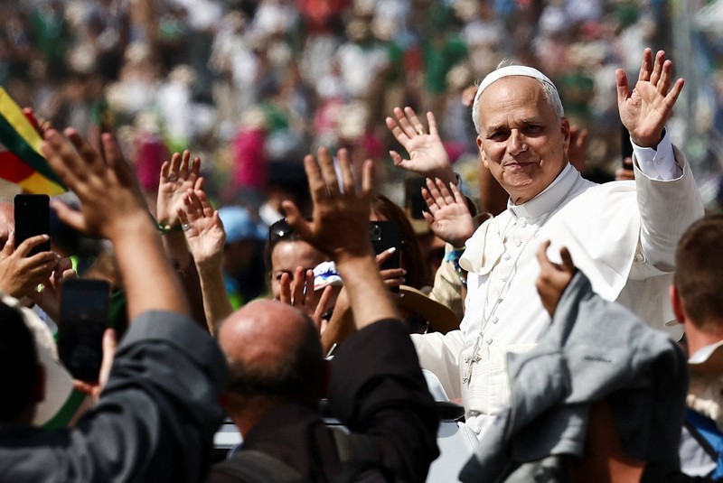 Paus Leo XIV melambaikan tangan saat meninggalkan Misa Yubileum Pemuda di Tor Vergata, Roma, Italia, 3 Agustus 2025. Paus Leo XIV melambaikan tangan saat meninggalkan Misa Yubileum Pemuda di Tor Vergata, Roma, Italia, 3 Agustus 2025. (REUTERS/Yara Nardi)