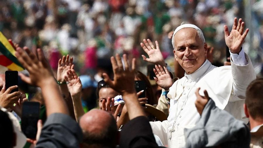 Paus Leo XIV melambaikan tangan saat meninggalkan Misa Yubileum Pemuda di Tor Vergata, Roma, Italia, 3 Agustus 2025. (REUTERS/Yara Nardi)