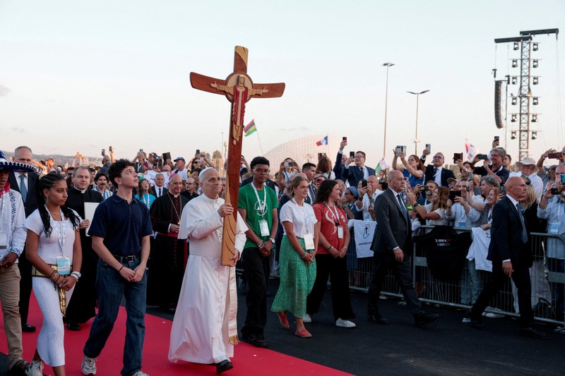 Paus Leo XIV melambaikan tangan saat meninggalkan Misa Yubileum Pemuda di Tor Vergata, Roma, Italia, 3 Agustus 2025. Paus Leo XIV melambaikan tangan saat meninggalkan Misa Yubileum Pemuda di Tor Vergata, Roma, Italia, 3 Agustus 2025. (REUTERS/Yara Nardi)