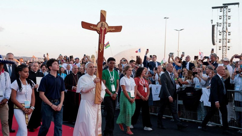 Paus Leo XIV melambaikan tangan saat meninggalkan Misa Yubileum Pemuda di Tor Vergata, Roma, Italia, 3 Agustus 2025. (REUTERS/Yara Nardi)