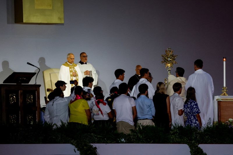Paus Leo XIV melambaikan tangan saat meninggalkan Misa Yubileum Pemuda di Tor Vergata, Roma, Italia, 3 Agustus 2025. Paus Leo XIV melambaikan tangan saat meninggalkan Misa Yubileum Pemuda di Tor Vergata, Roma, Italia, 3 Agustus 2025. (REUTERS/Yara Nardi)