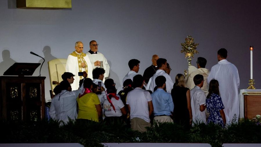 Paus Leo XIV melambaikan tangan saat meninggalkan Misa Yubileum Pemuda di Tor Vergata, Roma, Italia, 3 Agustus 2025. Paus Leo XIV melambaikan tangan saat meninggalkan Misa Yubileum Pemuda di Tor Vergata, Roma, Italia, 3 Agustus 2025. (REUTERS/Yara Nardi)