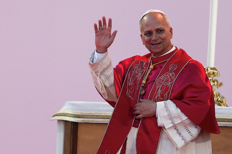 Paus Leo XIV melambaikan tangan saat meninggalkan Misa Yubileum Pemuda di Tor Vergata, Roma, Italia, 3 Agustus 2025. Paus Leo XIV melambaikan tangan saat meninggalkan Misa Yubileum Pemuda di Tor Vergata, Roma, Italia, 3 Agustus 2025. (REUTERS/Yara Nardi)