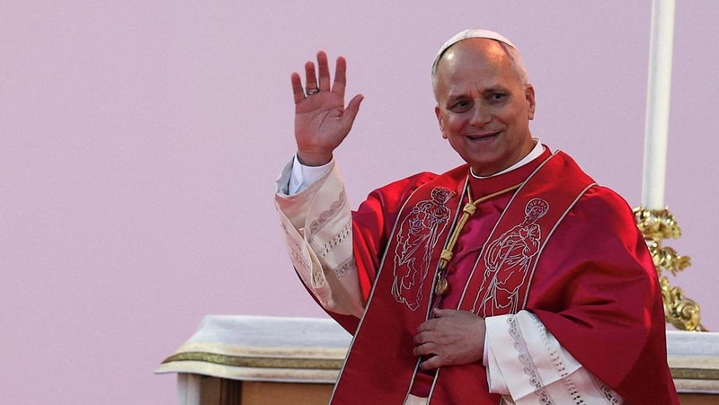 Paus Leo XIV melambaikan tangan saat meninggalkan Misa Yubileum Pemuda di Tor Vergata, Roma, Italia, 3 Agustus 2025. (REUTERS/Yara Nardi)