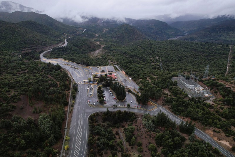 Pemandangan drone menunjukkan pintu masuk kompleks pertambangan tembaga El Teniente milik Codelco, setelah beberapa penambang dilaporkan hilang di unit Andesita menyusul insiden seismik, di Maitenes, Chili, 1 Agustus 2025. (REUTERS/Pablo Sanhueza)