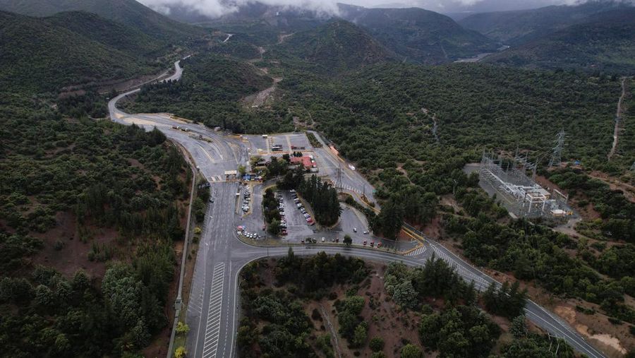 Pemandangan drone menunjukkan pintu masuk kompleks pertambangan tembaga El Teniente milik Codelco, setelah beberapa penambang dilaporkan hilang di unit Andesita menyusul insiden seismik, di Maitenes, Chili, 1 Agustus 2025. Pemandangan drone menunjukkan pintu masuk kompleks pertambangan tembaga El Teniente milik Codelco, setelah beberapa penambang dilaporkan hilang di unit Andesita menyusul insiden seismik, di Maitenes, Chili, 1 Agustus 2025. (REUTERS/Pablo Sanhueza)