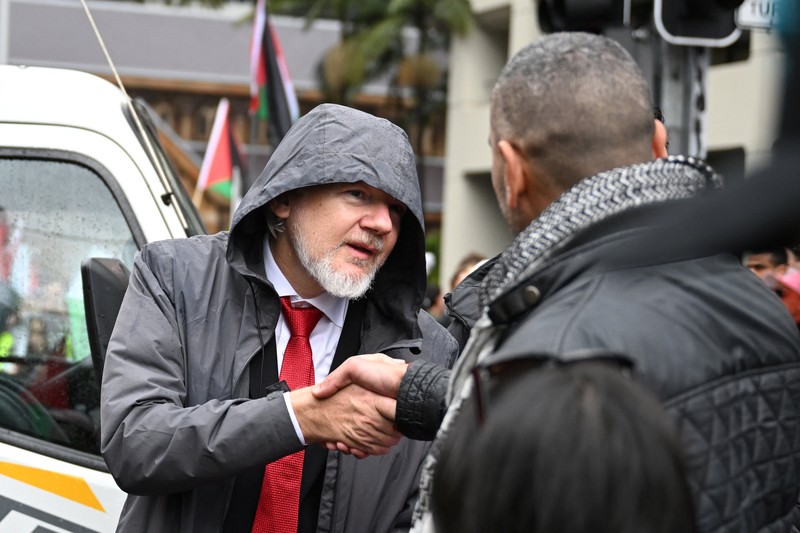 Para pengunjuk rasa berjalan melintasi Jembatan Pelabuhan Sydney selama Pawai Kelompok Aksi Palestina untuk Kemanusiaan di Sydney, Australia, 3 Agustus 2025. (AAP/Dean Lewins via REUTERS)