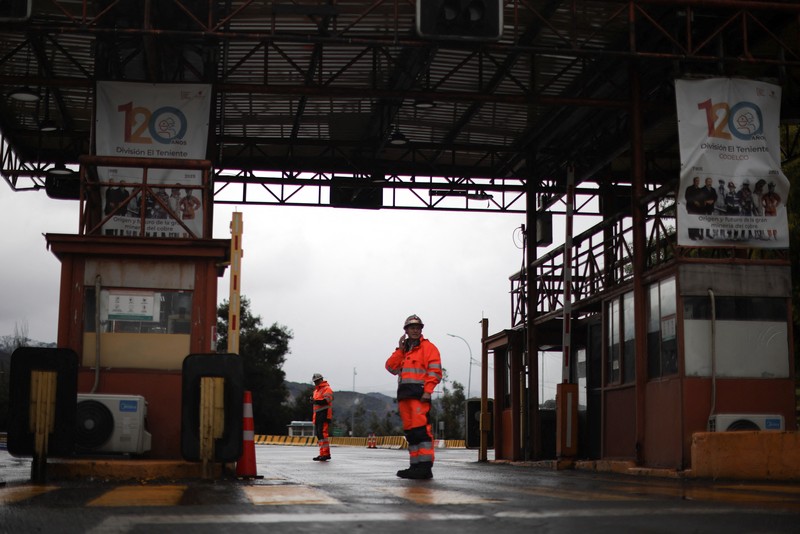 Pemandangan drone menunjukkan pintu masuk kompleks pertambangan tembaga El Teniente milik Codelco, setelah beberapa penambang dilaporkan hilang di unit Andesita menyusul insiden seismik, di Maitenes, Chili, 1 Agustus 2025. (REUTERS/Pablo Sanhueza)