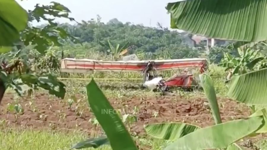 Pesawat latih dilaporkan terjatuh di kawasan Ciampea, Bogor, Jawa Barat, Minggu (3/8/2025). (X/@Infojawabarat_)