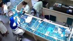 Ulah Wanita Tenteng Tas Hermes Malah Curi Berlian di Mal