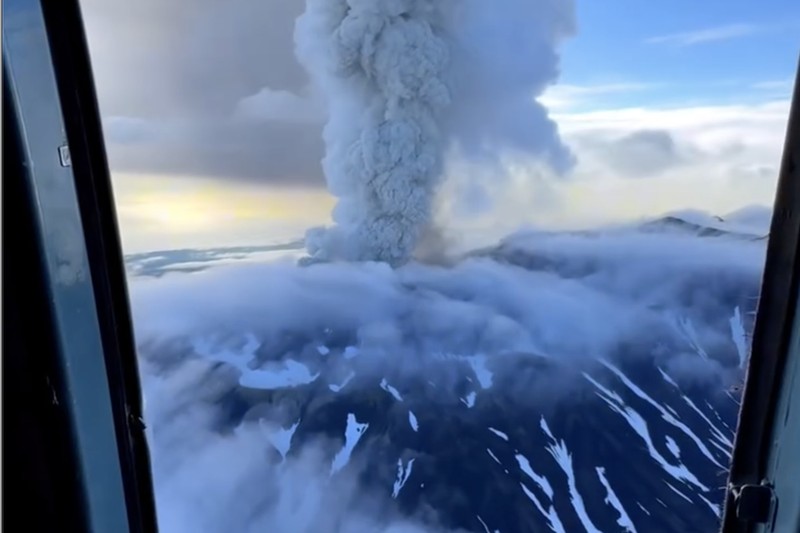 Sebuah video merekam gunung Krasheninnikov di Semenanjung Kamchatka, Rusia Timur Jauh, meletus untuk pertama kalinya dalam lebih dari enam abad pada Minggu (3/8/2025). Sebuah video merekam gunung Krasheninnikov di Semenanjung Kamchatka, Rusia Timur Jauh, meletus untuk pertama kalinya dalam lebih dari enam abad pada Minggu (3/8/2025). (Instagram/artemsheldr via Reuters)