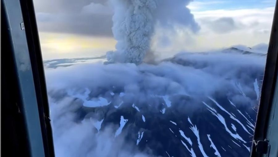 Sebuah video merekam gunung Krasheninnikov di Semenanjung Kamchatka, Rusia Timur Jauh, meletus untuk pertama kalinya dalam lebih dari enam abad pada Minggu (3/8/2025). (Instagram/artemsheldr via Reuters)