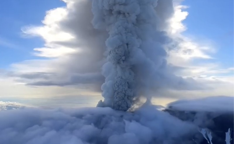 Sebuah video merekam gunung Krasheninnikov di Semenanjung Kamchatka, Rusia Timur Jauh, meletus untuk pertama kalinya dalam lebih dari enam abad pada Minggu (3/8/2025). Sebuah video merekam gunung Krasheninnikov di Semenanjung Kamchatka, Rusia Timur Jauh, meletus untuk pertama kalinya dalam lebih dari enam abad pada Minggu (3/8/2025). (Instagram/artemsheldr via Reuters)