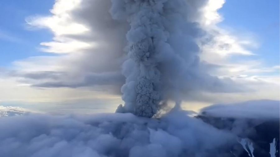 Sebuah video merekam gunung Krasheninnikov di Semenanjung Kamchatka, Rusia Timur Jauh, meletus untuk pertama kalinya dalam lebih dari enam abad pada Minggu (3/8/2025). (Instagram/artemsheldr via Reuters)