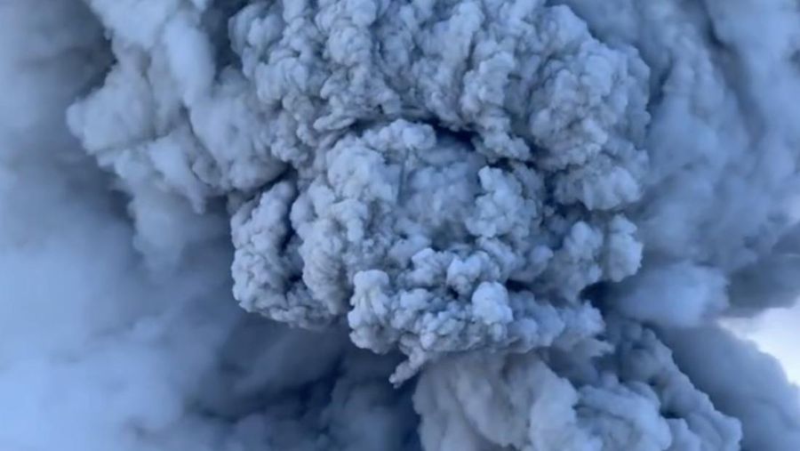 Sebuah video merekam gunung Krasheninnikov di Semenanjung Kamchatka, Rusia Timur Jauh, meletus untuk pertama kalinya dalam lebih dari enam abad pada Minggu (3/8/2025). (Instagram/artemsheldr via Reuters)