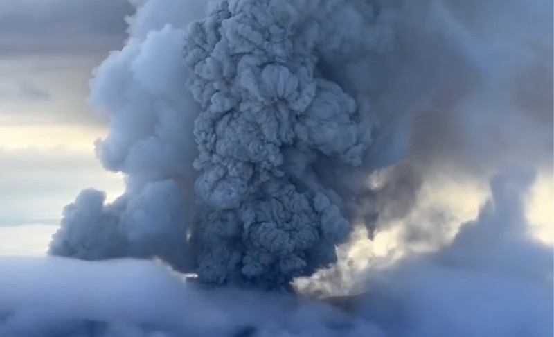 Sebuah video merekam gunung Krasheninnikov di Semenanjung Kamchatka, Rusia Timur Jauh, meletus untuk pertama kalinya dalam lebih dari enam abad pada Minggu (3/8/2025). (Instagram/artemsheldr via Reuters)