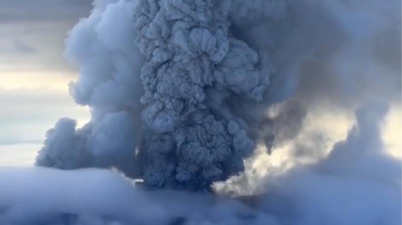 Sebuah video merekam gunung Krasheninnikov di Semenanjung Kamchatka, Rusia Timur Jauh, meletus untuk pertama kalinya dalam lebih dari enam abad pada Minggu (3/8/2025). (Instagram/artemsheldr via Reuters)