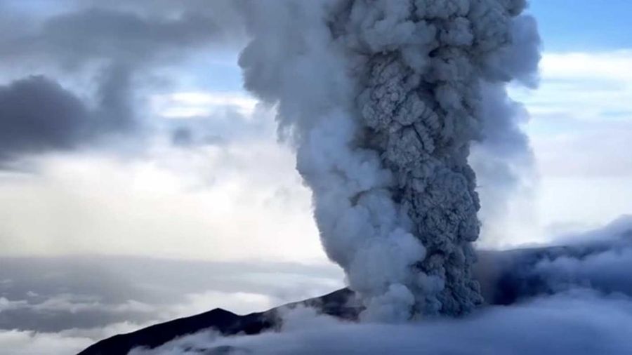 Sebuah video merekam gunung Krasheninnikov di Semenanjung Kamchatka, Rusia Timur Jauh, meletus untuk pertama kalinya dalam lebih dari enam abad pada Minggu (3/8/2025). (Instagram/artemsheldr via Reuters)
