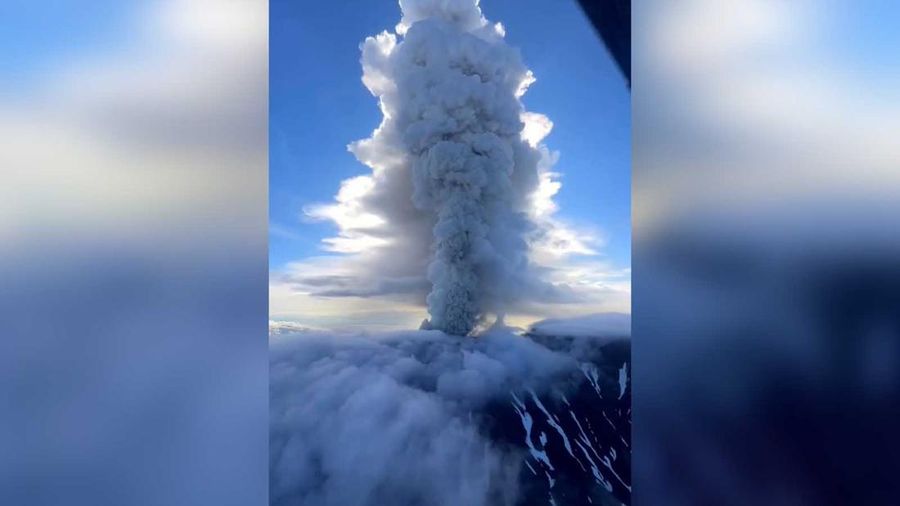 Sebuah video merekam gunung Krasheninnikov di Semenanjung Kamchatka, Rusia Timur Jauh, meletus untuk pertama kalinya dalam lebih dari enam abad pada Minggu (3/8/2025). (Instagram/artemsheldr via Reuters)