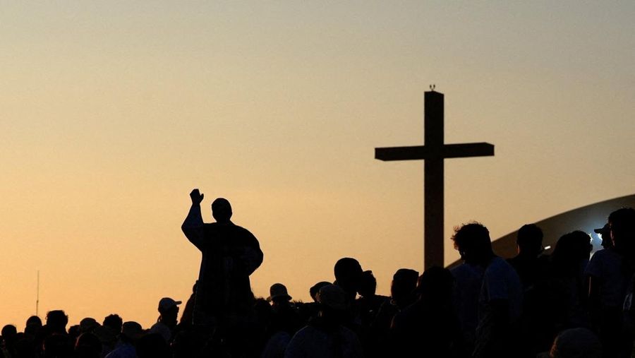 Paus Leo XIV melambaikan tangan saat meninggalkan Misa Yubileum Pemuda di Tor Vergata, Roma, Italia, 3 Agustus 2025. (REUTERS/Yara Nardi)