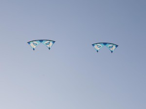 Tarian Stunt Kite Asal China Meriahkan Rare Angon Festival 2025