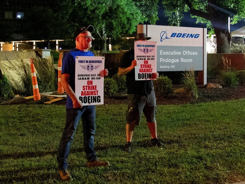 Aksi protes di luar fasilitas Boeing di Berkeley, Missouri, AS, Senin (4/8/2025). (REUTERS/Lawrence Bryant)