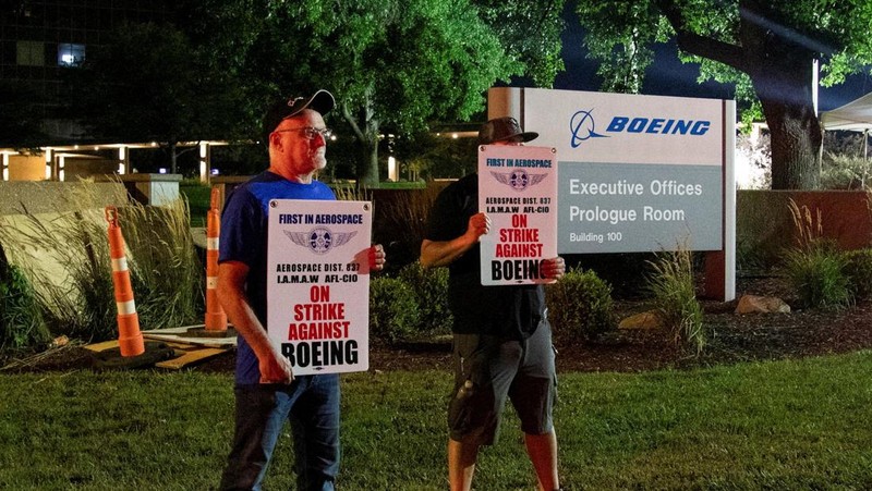 Aksi protes di luar fasilitas Boeing di Berkeley, Missouri, AS, Senin (4/8/2025). (REUTERS/Lawrence Bryant)
