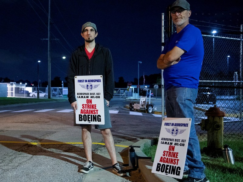 Aksi protes di luar fasilitas Boeing di Berkeley, Missouri, AS, Senin (4/8/2025). (REUTERS/Lawrence Bryant)