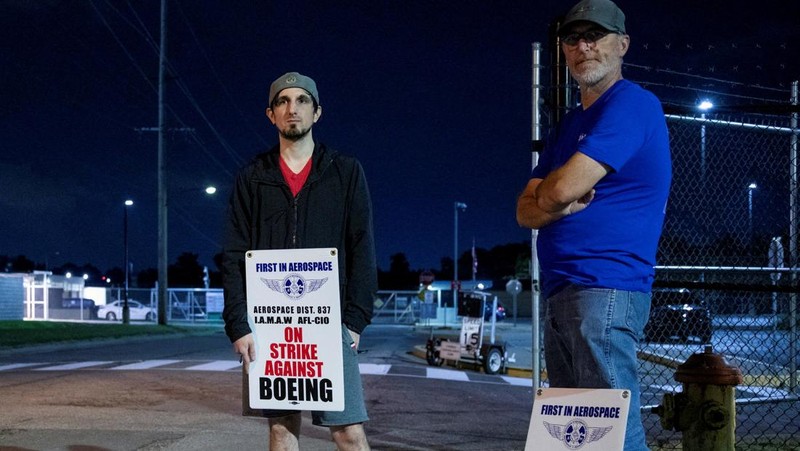 Aksi protes di luar fasilitas Boeing di Berkeley, Missouri, AS, Senin (4/8/2025). (REUTERS/Lawrence Bryant)