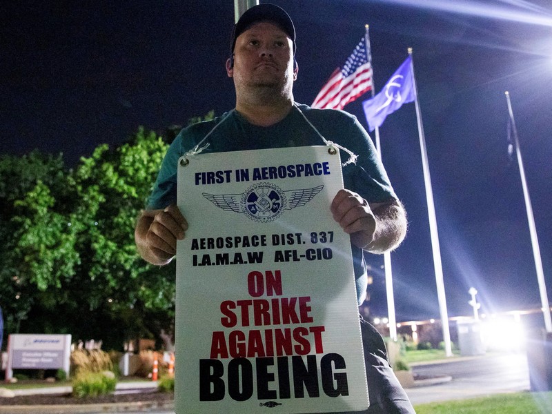 Aksi protes di luar fasilitas Boeing di Berkeley, Missouri, AS, Senin (4/8/2025). (REUTERS/Lawrence Bryant)