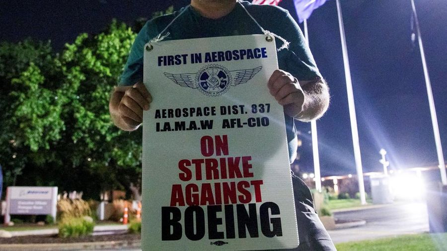 Aksi protes di luar fasilitas Boeing di Berkeley, Missouri, AS, Senin (4/8/2025). (REUTERS/Lawrence Bryant)