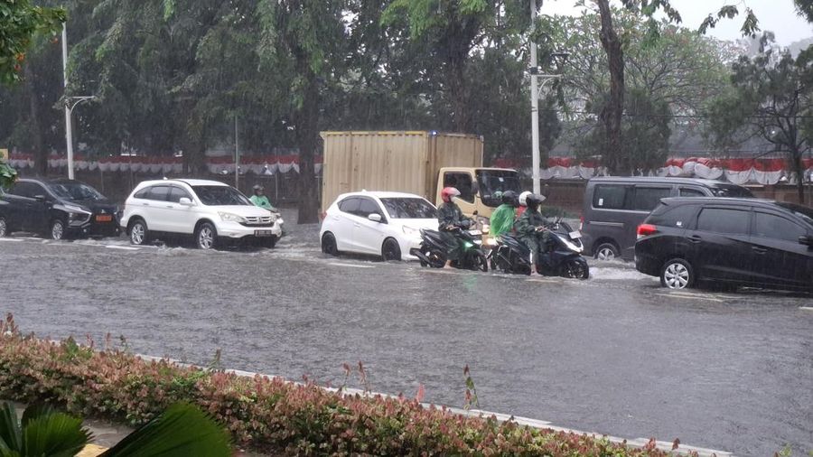 Banjir menggenangi ruas jalan di kawasan Taman Mini Indonesia Indah (TMII), Jakarta, Timur, Senin (4/8/2025). (CNBC Indonesia/Chandra Dwi)
