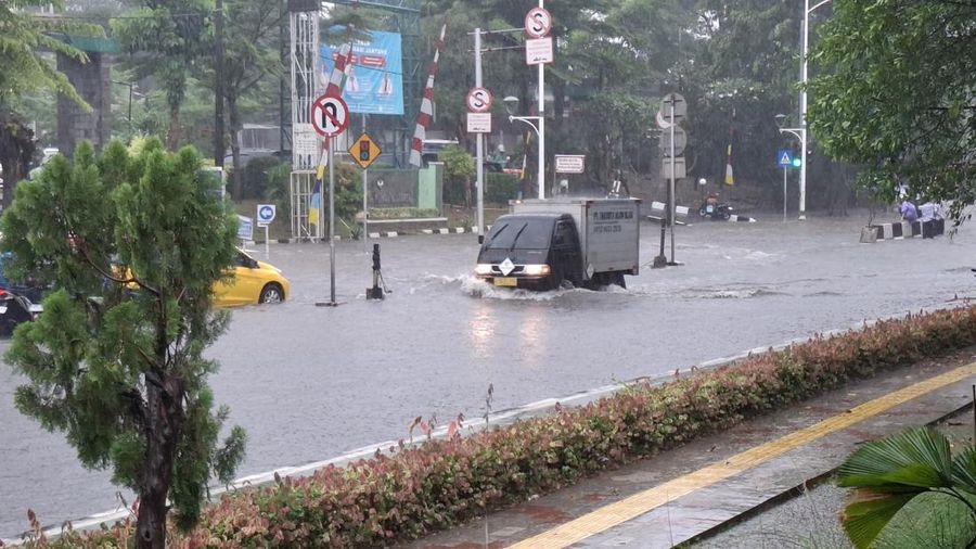 Banjir menggenangi ruas jalan di kawasan Taman Mini Indonesia Indah (TMII), Jakarta, Timur, Senin (4/8/2025). (CNBC Indonesia/Chandra Dwi)