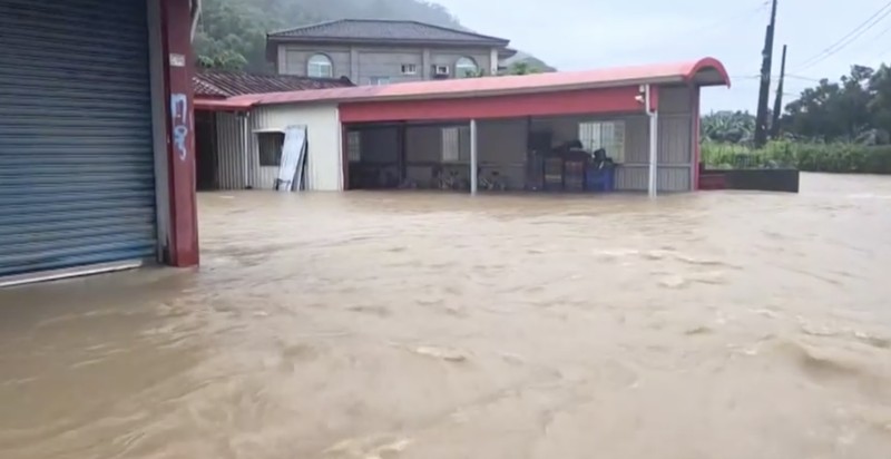 Dampak hujan deras yang mengguyur wilayah Taiwan selatan (Tangkapan Layar Video/REUTERS) Dampak hujan deras yang mengguyur wilayah Taiwan selatan (Tangkapan Layar Video/REUTERS)