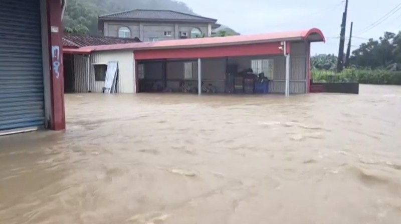 Dampak hujan deras yang mengguyur wilayah Taiwan selatan (Tangkapan Layar Video/REUTERS)