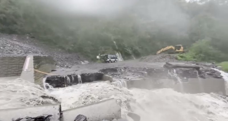 Dampak hujan deras yang mengguyur wilayah Taiwan selatan (Tangkapan Layar Video/REUTERS) Dampak hujan deras yang mengguyur wilayah Taiwan selatan (Tangkapan Layar Video/REUTERS)